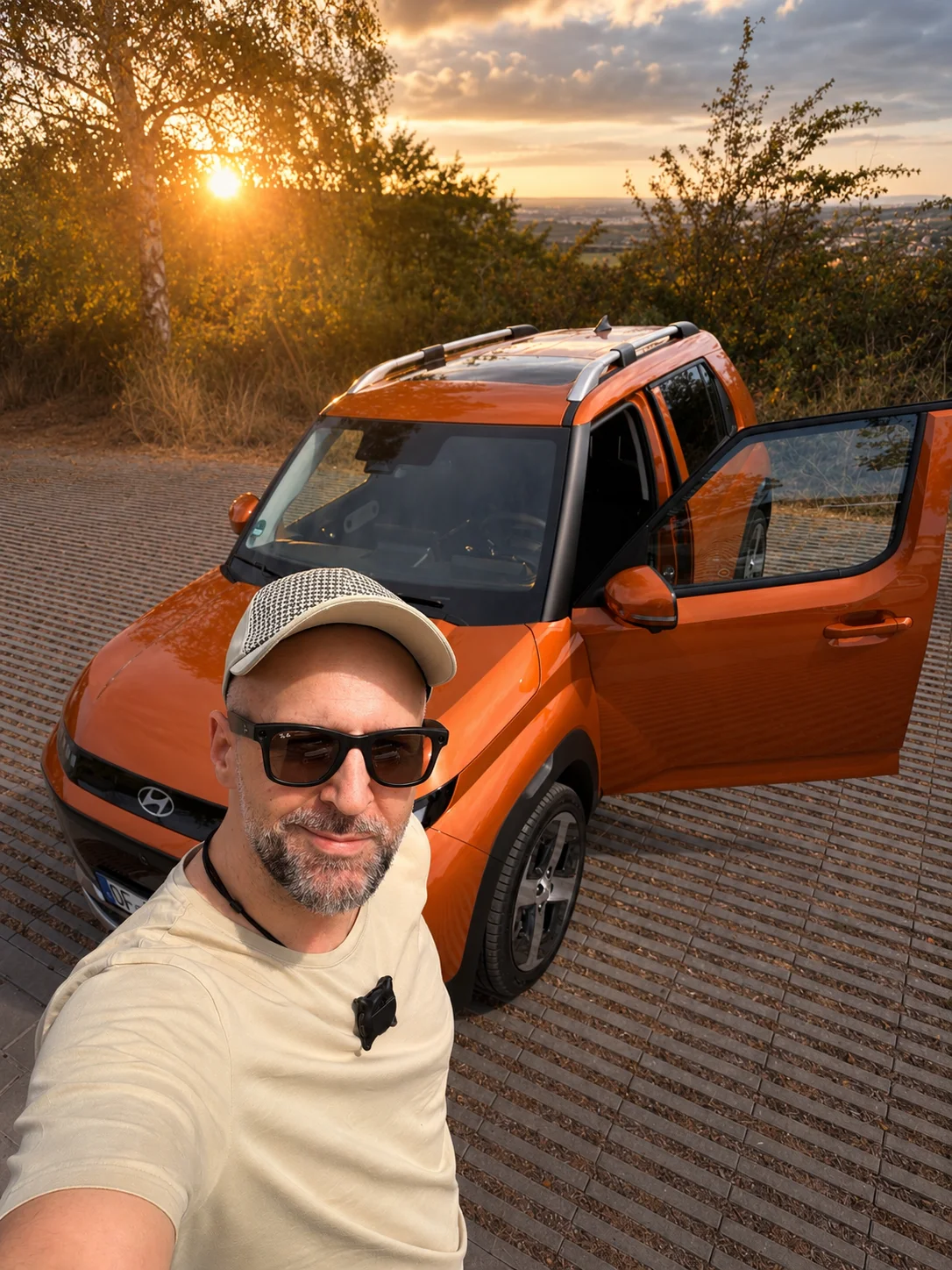 Engin in front of the orange INSTER in low sunlight
